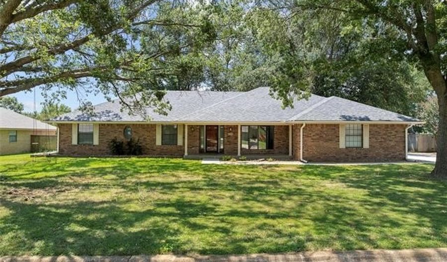 2208 Hickory Dr, Ardmore, OK 73401 - 4 Beds, 3 Bath