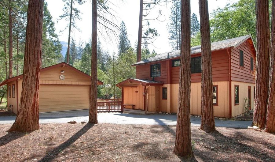 2590 Yosemite Pines Ln, Wawona, CA 95389 - 5 Beds, 2 Bath