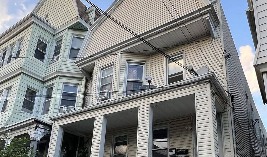 95 W 17th St, Bayonne, NJ 07002 - 8 Beds, 4 Bath