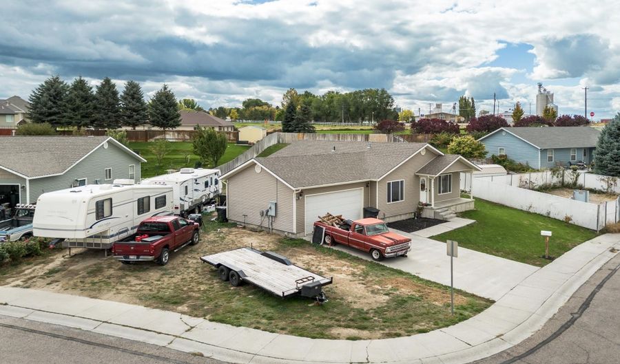 324 Autumn Way, American Falls, ID 83211 - 3 Beds, 2 Bath