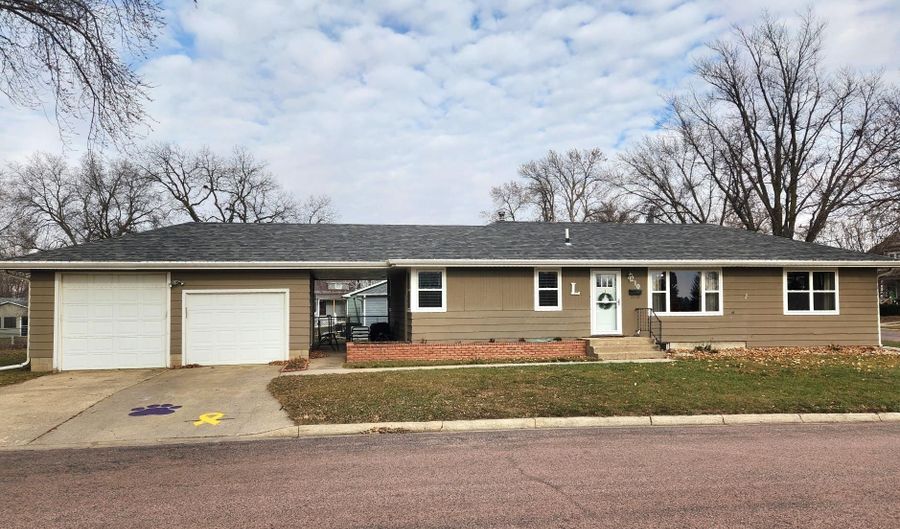 210 E Maple St, Beresford, SD 57004 - 3 Beds, 2 Bath