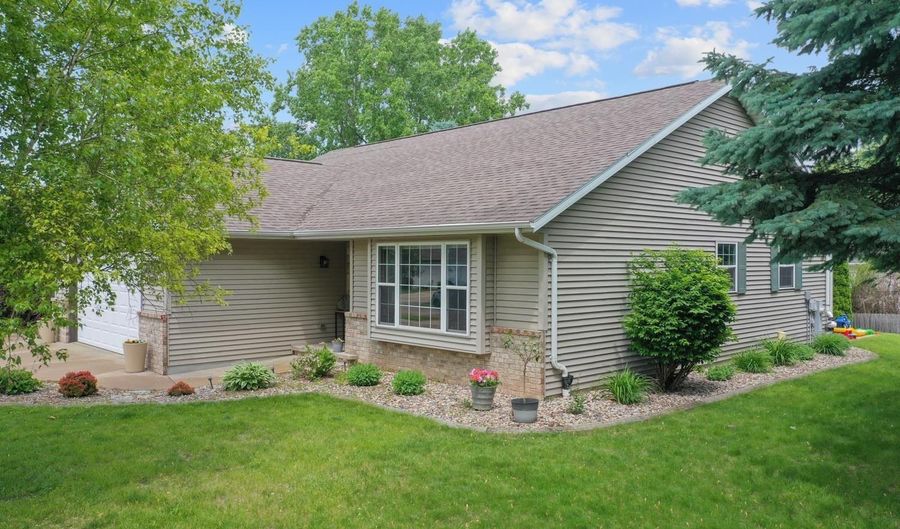 1800 S DERKS Dr, Appleton, WI 54915 - 3 Beds, 2 Bath