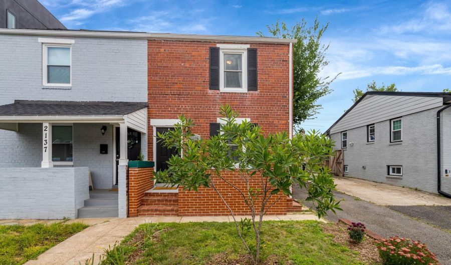2139 S OXFORD St, Arlington, VA 22204 - 3 Beds, 2 Bath