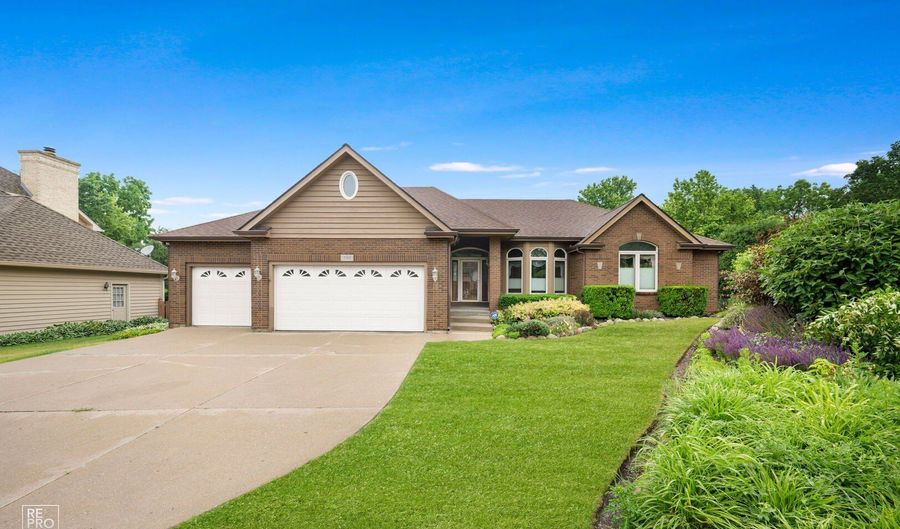 589 Edelweiss Dr, Antioch, IL 60002 - 3 Beds, 4 Bath
