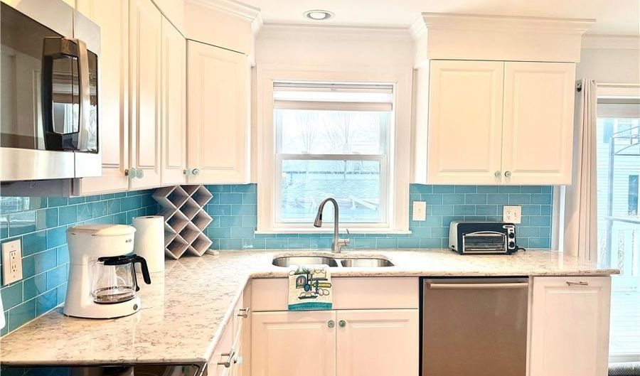 5 Byrnes St, Newport, RI 02840 - 3 Beds, 2 Bath