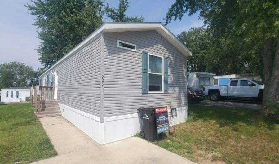 2525 County Line Rd 223, Des Moines, IA 50321 - 3 Beds, 2 Bath