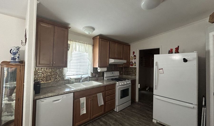331 4th St, Carlin, NV 89822 - 3 Beds, 2 Bath