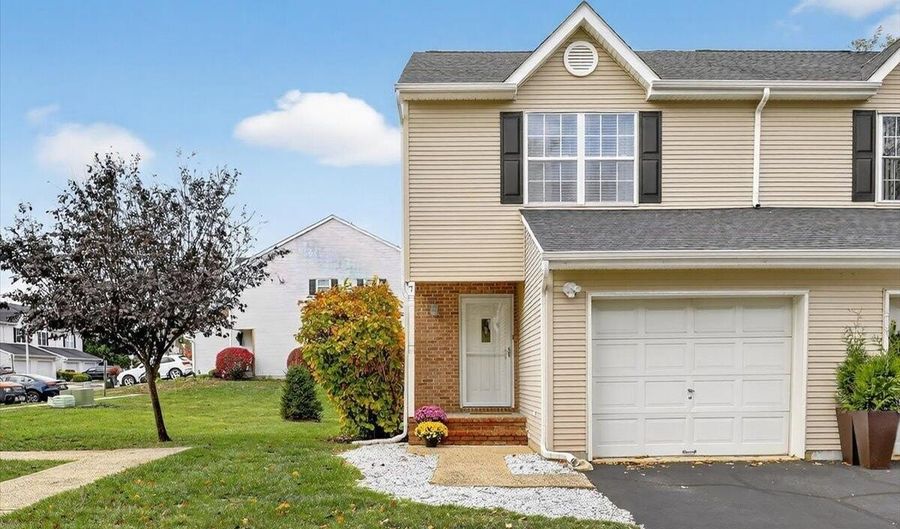 7 Lucia Ct, Aberdeen, NJ 07747 - 2 Beds, 2 Bath