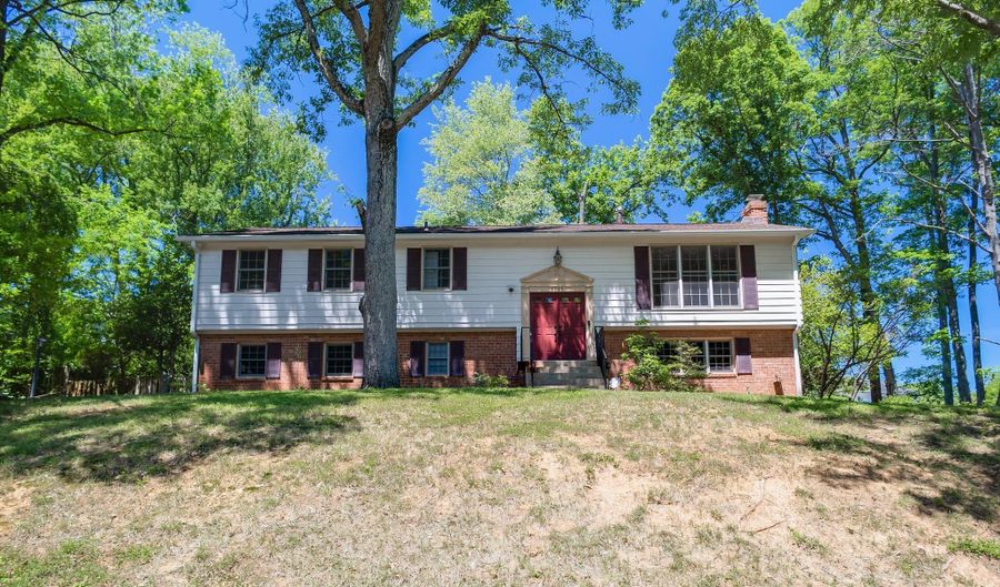 4300 ROBERTS Ave, Annandale, VA 22003 - 4 Beds, 3 Bath