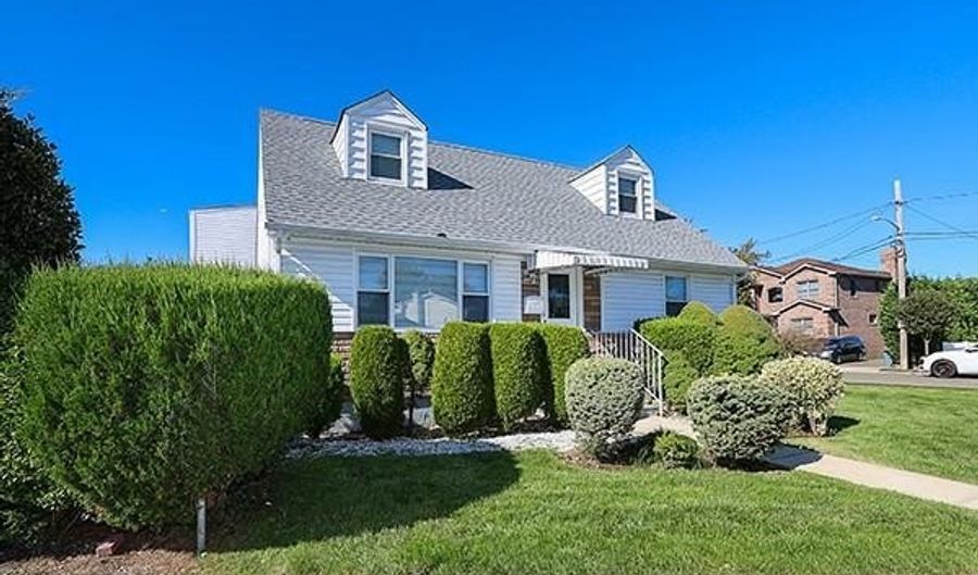 132 Bethel Rd, Albertson, NY 11507 - 4 Beds, 2 Bath