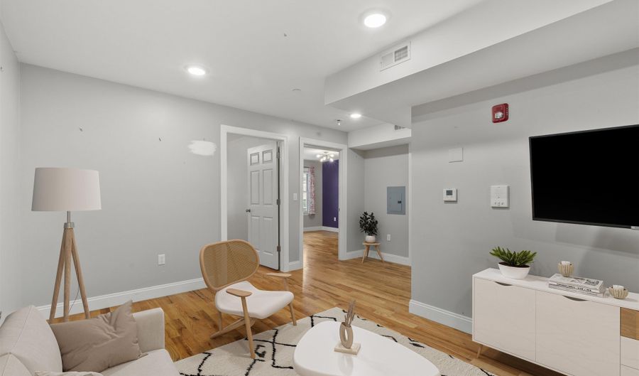 381 COMMUNIPAW Ave 1B, Lyndhurst, NJ 07304 - 2 Beds, 1 Bath