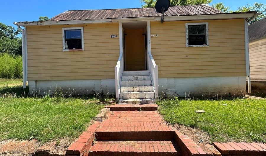 223 Academy St, Americus, GA 31709 - 6 Beds, 2 Bath