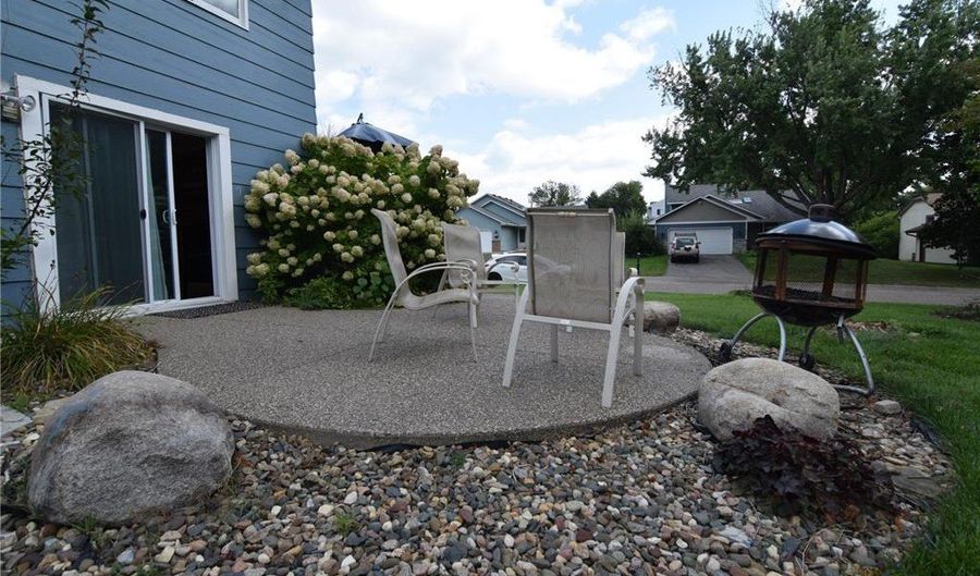 5634 142nd St W, Apple Valley, MN 55124 - 4 Beds, 2 Bath