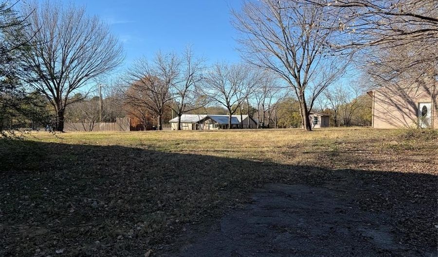 205 S Parkway Dr, Alvarado, TX 76009 - 3 Beds, 3 Bath