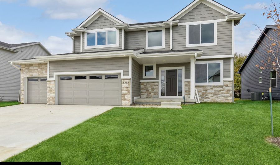 722 NE Crossing Oaks Dr, Ankeny, IA 50021 - 4 Beds, 3 Bath