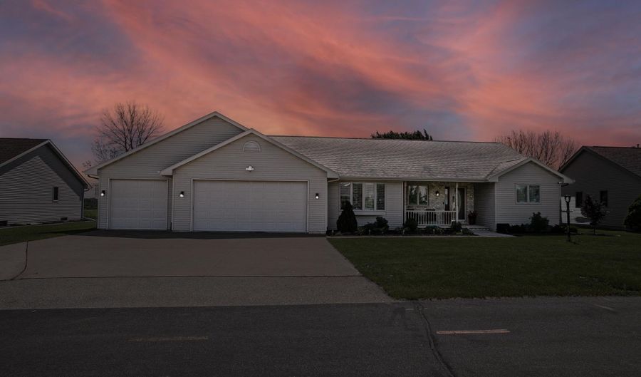 N9458 NOE Road, Appleton, WI 54915 - 3 Beds, 4 Bath