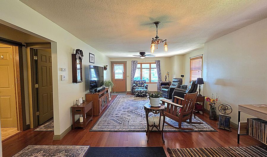 605 N Lincoln St, Aberdeen, SD 57401 - 3 Beds, 2 Bath