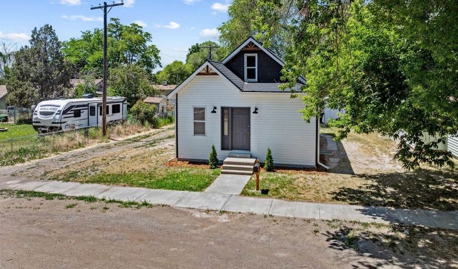 332 Arthur St, American Falls, ID 83211 - 5 Beds, 3 Bath