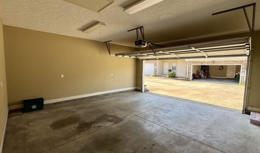 21946 Williamsburg Dr, Athens, AL 35613 - 3 Beds, 2 Bath