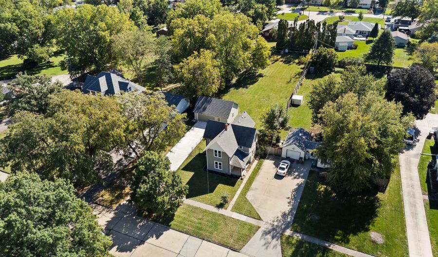 400 4th St SE, Altoona, IA 50009 - 3 Beds, 2 Bath