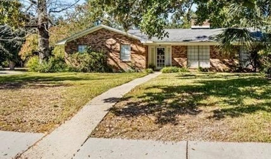 729 Canterbury Dr, Biloxi, MS 39532 - 3 Beds, 2 Bath