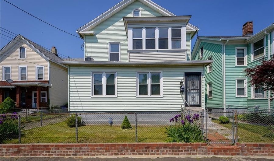 137 Deacon St, Bridgeport, CT 06607 - 3 Beds, 1 Bath