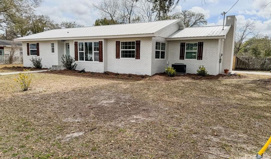 303 5th Ave, Chiefland, FL 32626 - 3 Beds, 2 Bath