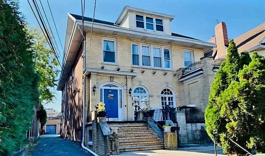 86 W 34TH St, Bayonne, NJ 07002 - 3 Beds, 1 Bath