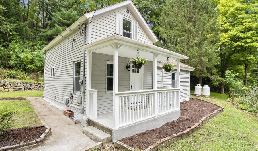 97 Padanaram Rd, Danbury, CT 06811 - 3 Beds, 1 Bath