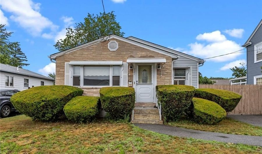 321 Beckwith St, Cranston, RI 02910 - 3 Beds, 1 Bath