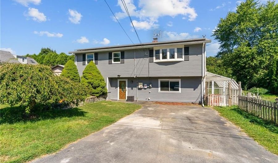 5 Lea Dr, Bristol, RI 02809 - 2 Beds, 3 Bath