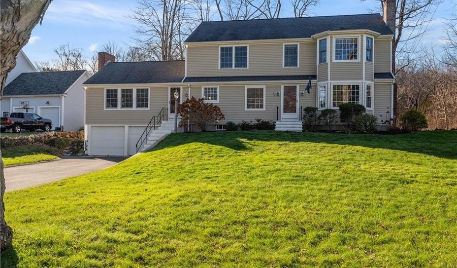 94 Abbott Run Valley Rd, Cumberland, RI 02864 - 5 Beds, 3 Bath