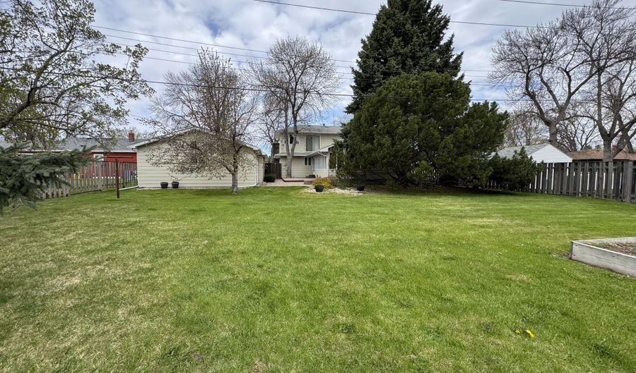 1733 Marshall Rd, Aberdeen, SD 57401 - 5 Beds, 3 Bath