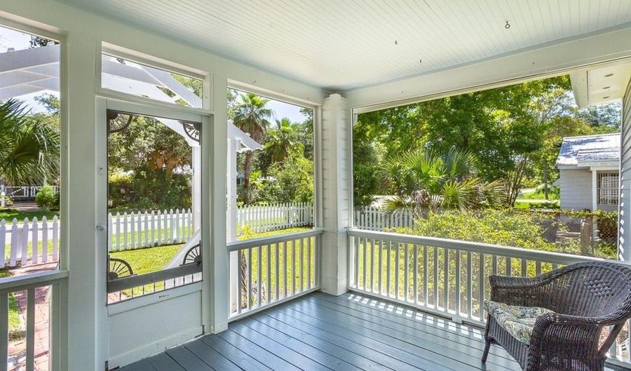 106 17th St, Apalachicola, FL 32320 - 3 Beds, 2 Bath
