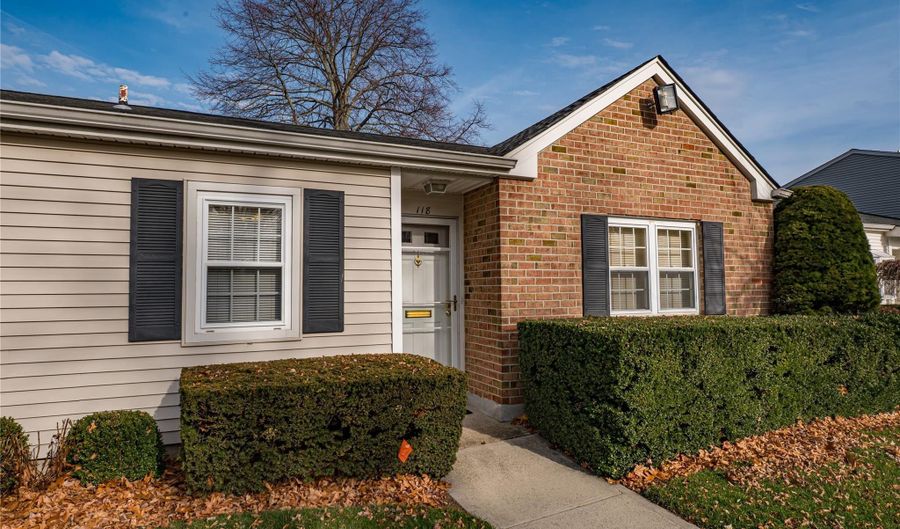 118 Harbor S, Amityville, NY 11701 - 2 Beds, 2 Bath