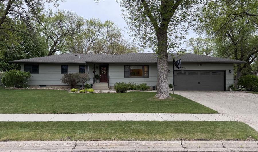 1899 Eisenhower Cir, Aberdeen, SD 57401 - 6 Beds, 3 Bath