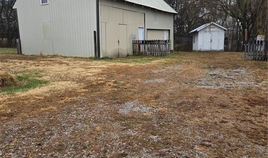 404 NE STATE ROUTE E Hwy, Adrian, MO 64720 - 4 Beds, 3 Bath