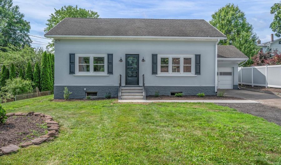 2 Riverview Pl, Cromwell, CT 06416 - 3 Beds, 3 Bath
