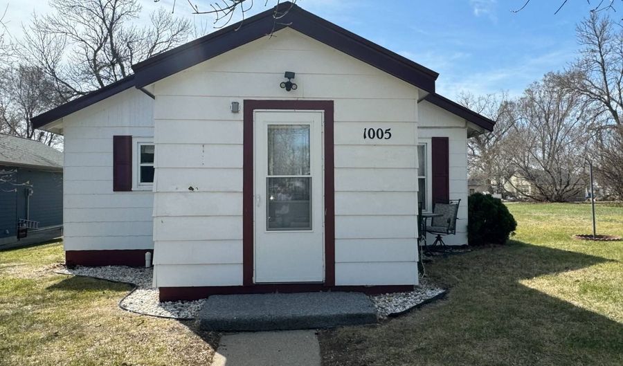 1005 6th St, Britton, SD 57430 - 2 Beds, 1 Bath