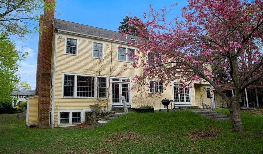197 Rumstick Rd, Barrington, RI 02806 - 5 Beds, 5 Bath
