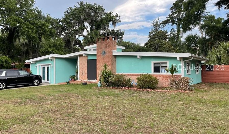 1001 Broad River Dr, Beaufort, SC 29906 - 3 Beds, 2 Bath