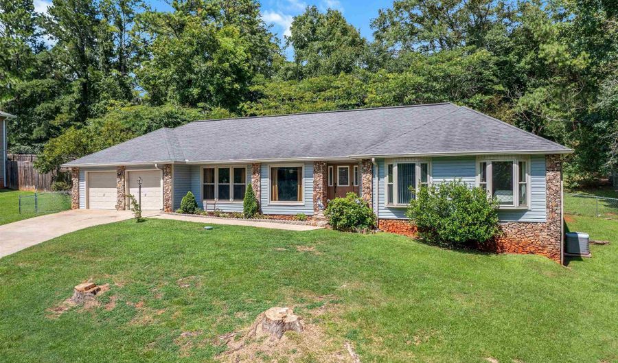 805 PINEDALE Ct, Anniston, AL 36207 - 4 Beds, 3 Bath