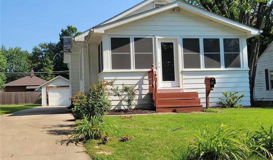 3430 California Ave, Alton, IL 62002 - 2 Beds, 2 Bath