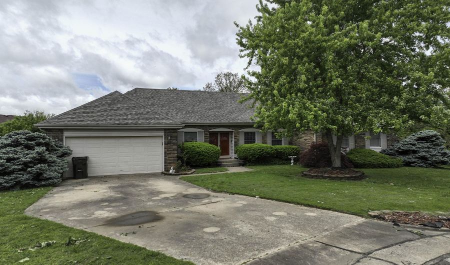 1625 Jay Ct, Aurora, MO 65605 - 4 Beds, 4 Bath