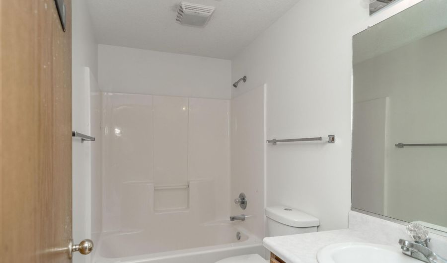 809 NE 5th St, Ankeny, IA 50021 - 3 Beds, 3 Bath