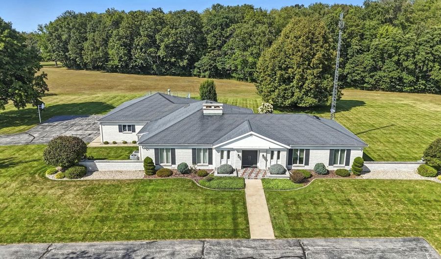 1070 W 100 N, Angola, IN 46703 - 4 Beds, 5 Bath