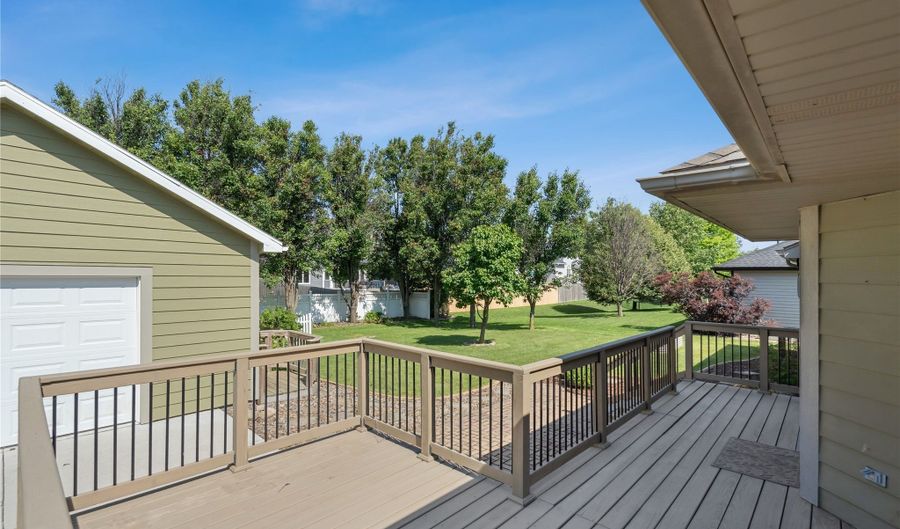 1124 12th Ave SE, Altoona, IA 50009 - 3 Beds, 3 Bath