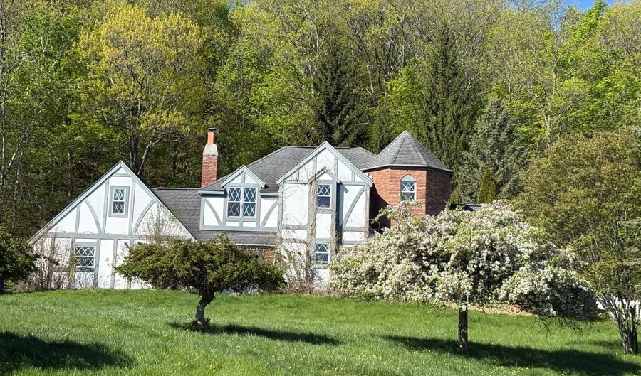 1143 Leesome Ln, Altamont, NY 12009 - 4 Beds, 3 Bath