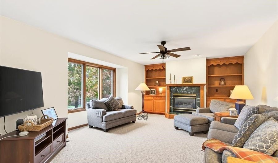 1110 Sandalwood Ct SW, Altoona, IA 50009 - 5 Beds, 4 Bath