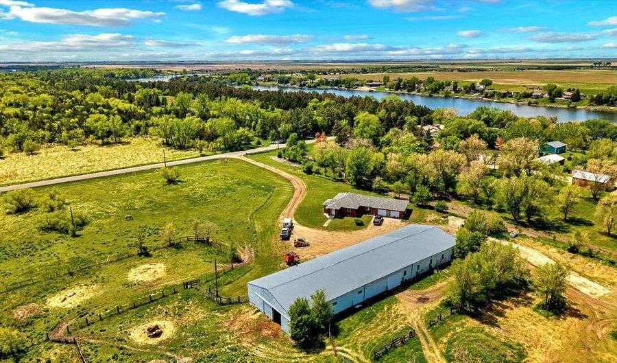 37926 127th St, Aberdeen, SD 57401 - 5 Beds, 3 Bath